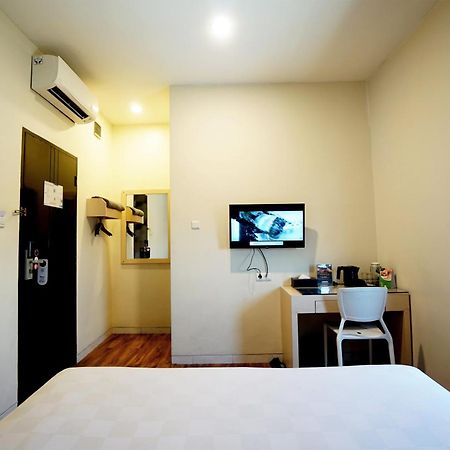 Hotel 88 Mangga Besar Raya 120 Jakarta By Wh Esterno foto