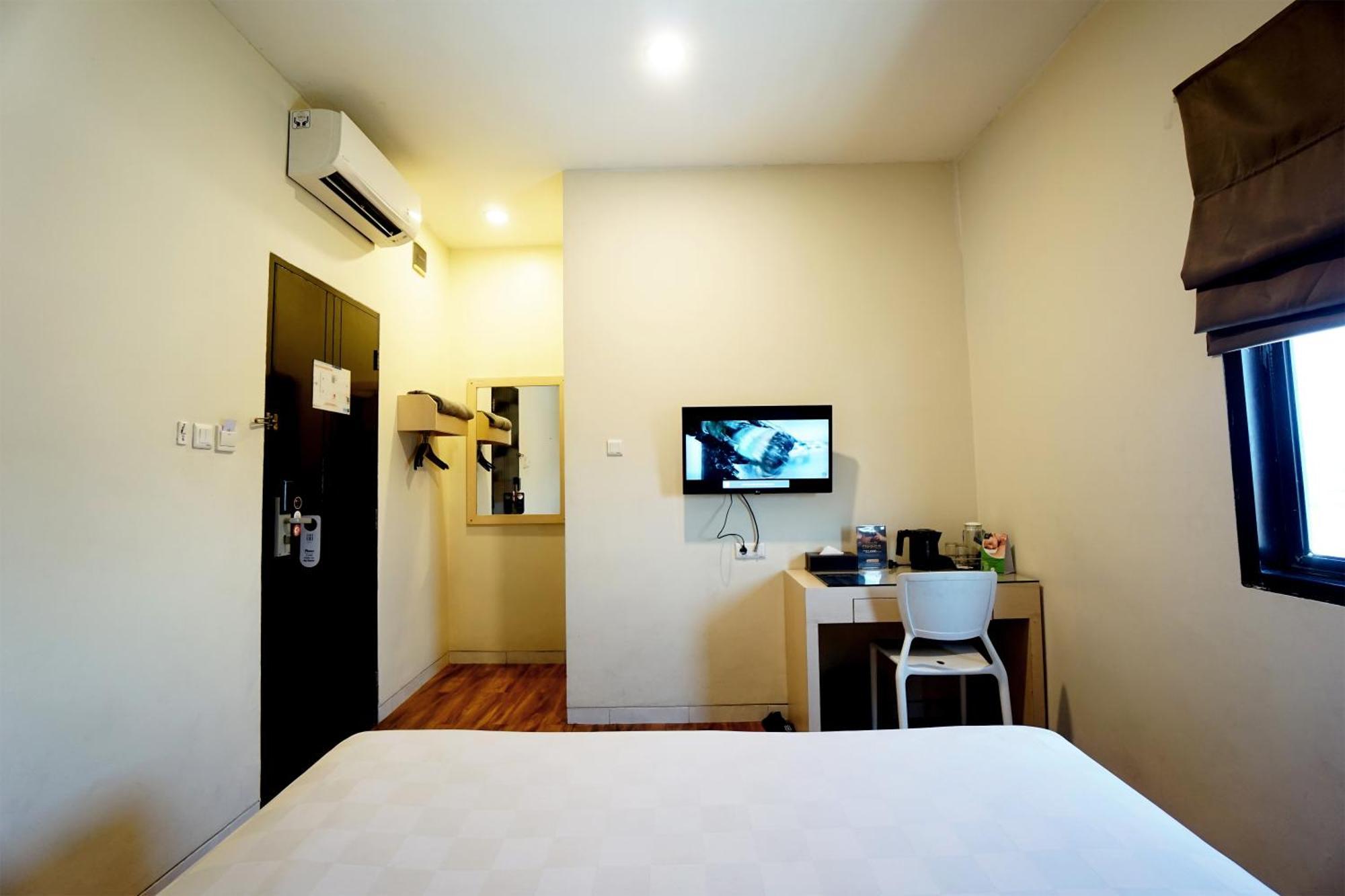 Hotel 88 Mangga Besar Raya 120 Jakarta By Wh Esterno foto