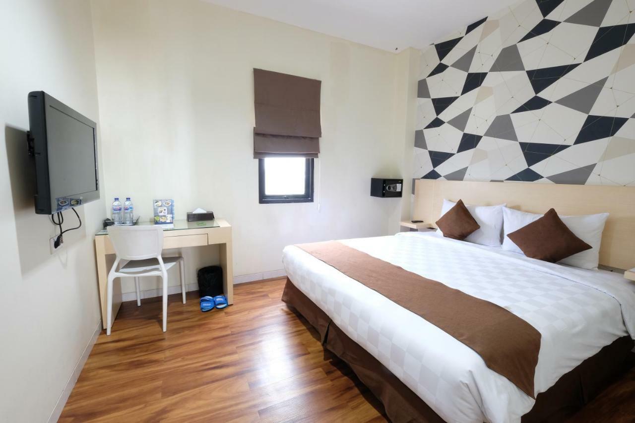 Hotel 88 Mangga Besar Raya 120 Jakarta By Wh Esterno foto