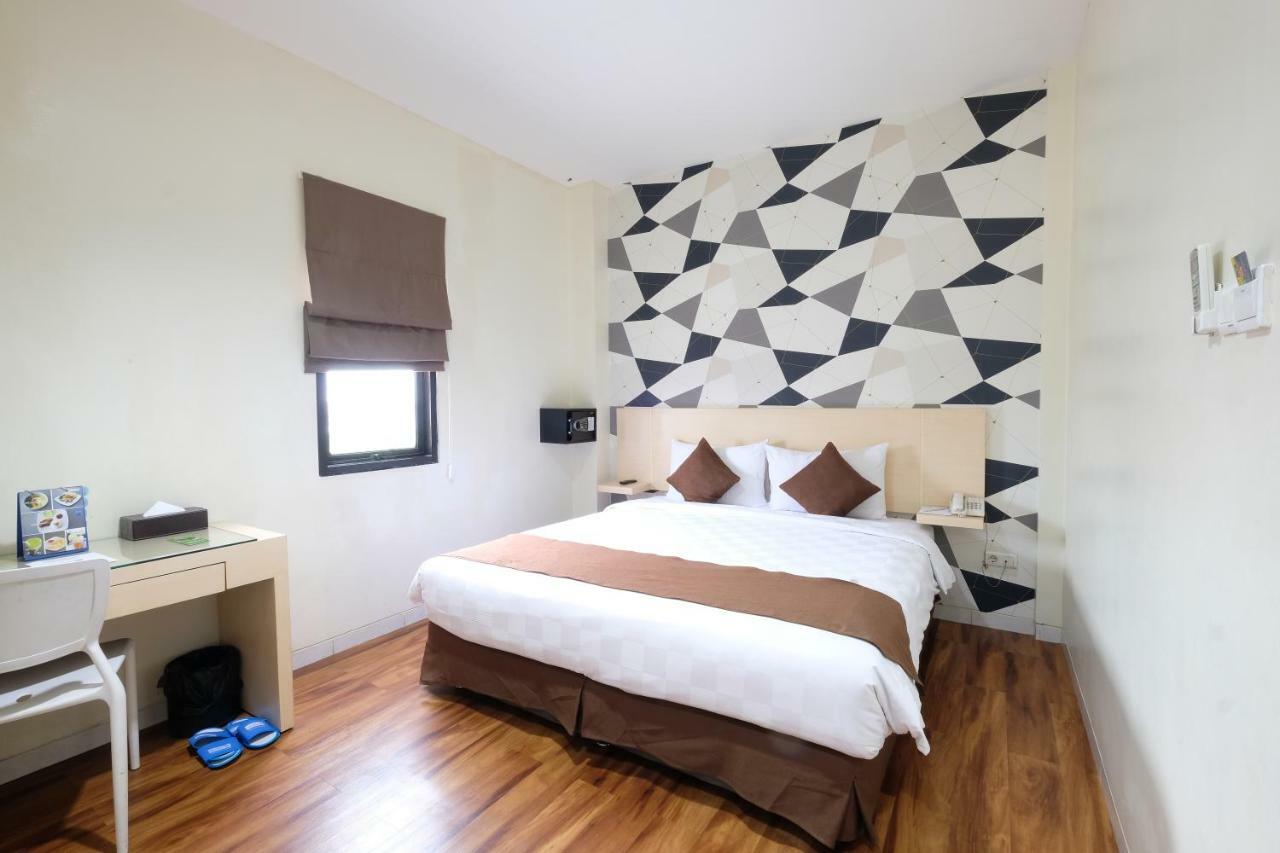 Hotel 88 Mangga Besar Raya 120 Jakarta By Wh Esterno foto