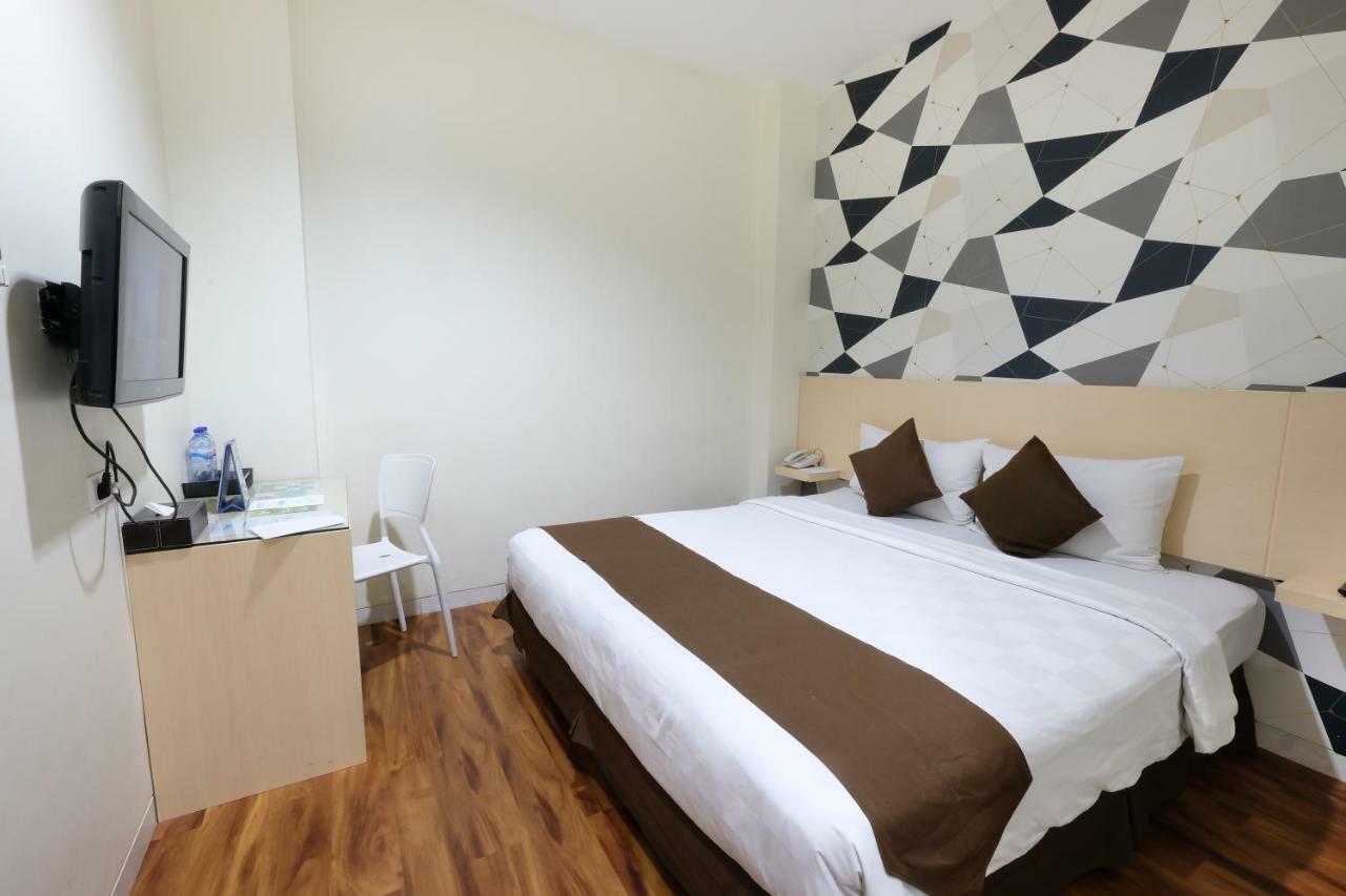 Hotel 88 Mangga Besar Raya 120 Jakarta By Wh Esterno foto