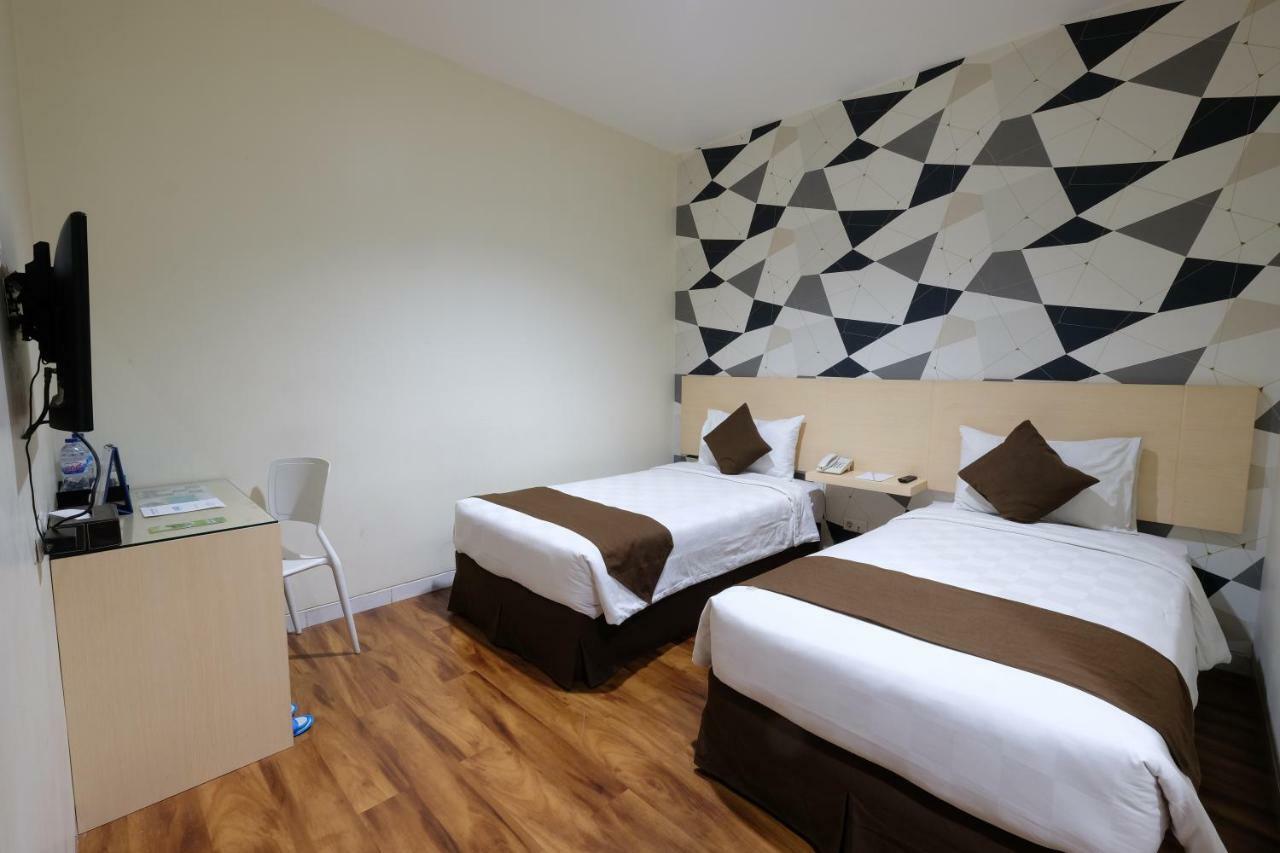 Hotel 88 Mangga Besar Raya 120 Jakarta By Wh Esterno foto