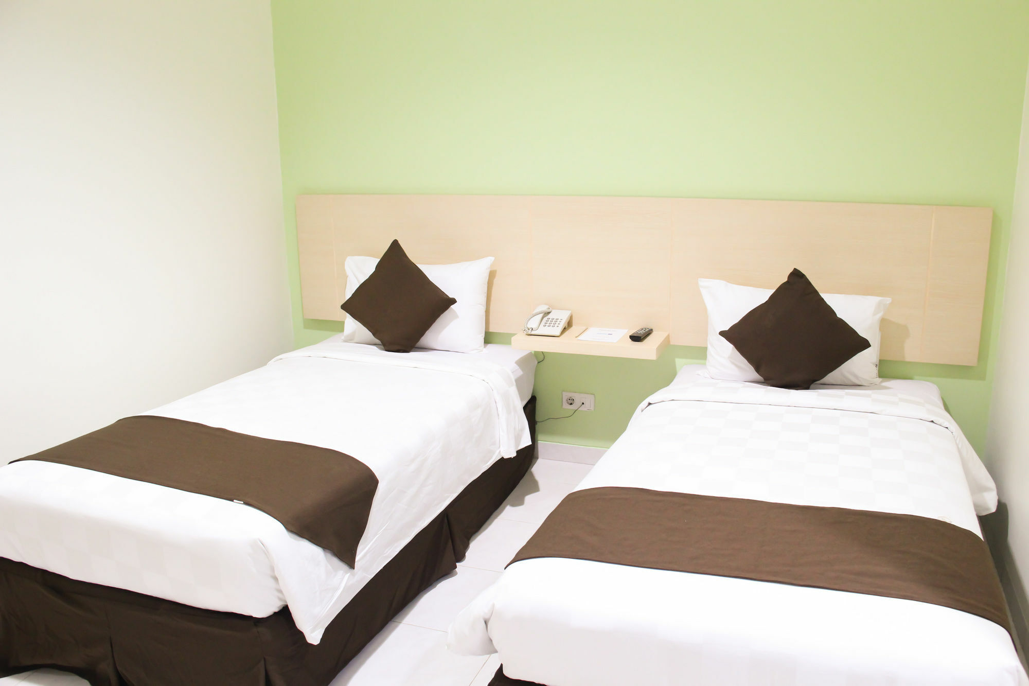 Hotel 88 Mangga Besar Raya 120 Jakarta By Wh Esterno foto